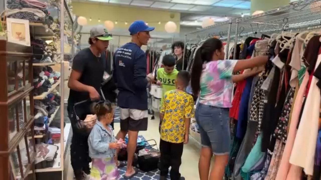 Una tienda ayuda sin ning n costo a inmigrantes